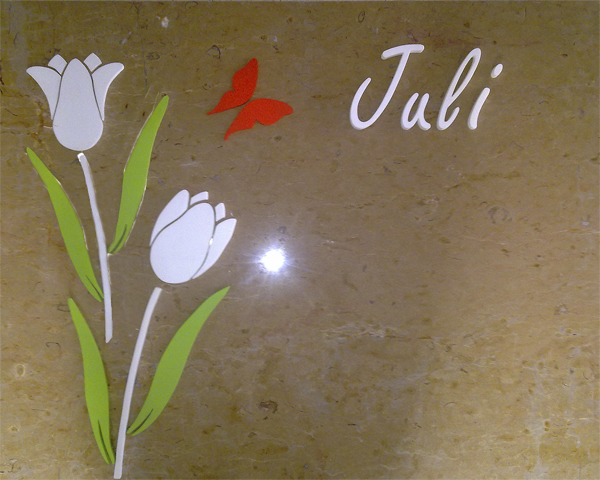 Lápida personalizada, tulipanes y mariposa con color.