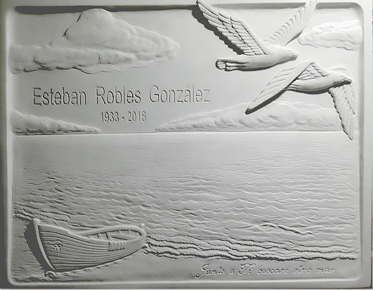 Lápida de las Gaviotas y barca, en mármol de Carrara.