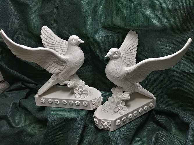 Escultura de dos palomas blancas.