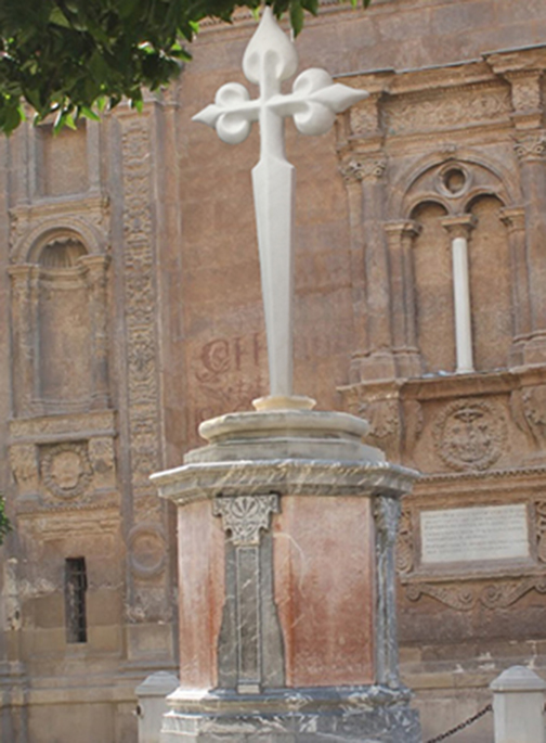 Cruz de Santiago en pedestal.